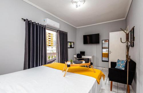 Tupi Apartment | Apê na Tupi com Ar Condicionado nos Quartos e Sala, Garagem e a 100m da praia