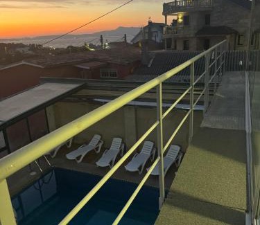 O Grove Apartment | Apartamento Cubo de Cristal con piscina y vistas al mar