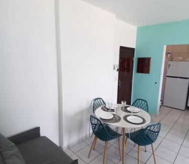 Mongagua Apartment | Apartamento pé na areia com sacada e garagem 2 banheiros