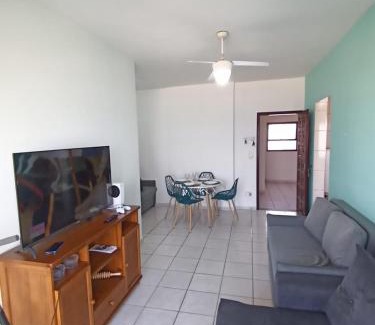 Mongagua Apartment | Apartamento pé na areia com sacada e garagem 2 banheiros