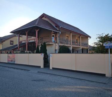 Velky Meder House | Apartmánový dom Flóra