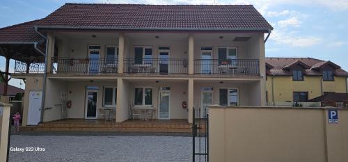 Velky Meder House | Apartmánový dom Flóra