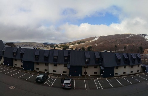 Besse-et-Saint-Anastaise Apartment | Apartment 6 people resort center.private parking.pets welcome