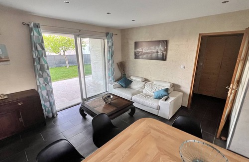 Saint-Laurent-d'Aigouze Apartment | Apartment with Garden near the sea