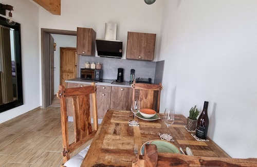 Sasbach am Kaiserstuhl Apartment | Apartment 'B' with Mountain View, Wi-Fi and Air Conditioning