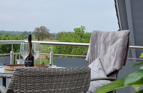 Sasbach am Kaiserstuhl Apartment | Apartment 'A' with Mountain View, Wi-Fi and Air Conditioning
