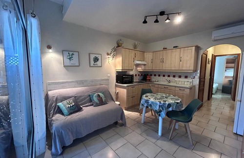 Prunete Apartment | Apartment '4 Personne' with Shared Pool, Wi-Fi and Air Conditioning