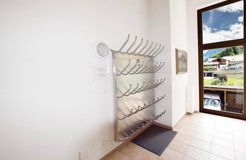Klosters-Serneus Apartment | Apartment "Alpin 8" with Terrace & Wi-Fi