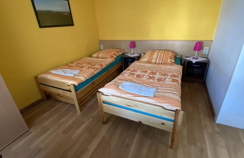 Kranichfeld Apartment | Apartment "An Der Niederburg" with Shared Pool, Shared Terrace & Wi-Fi