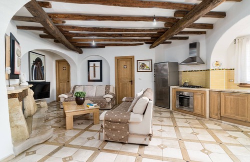 Dorgali Apartment | Apartment "Art House" with Mountain View, Private Terrace & Wi-Fi