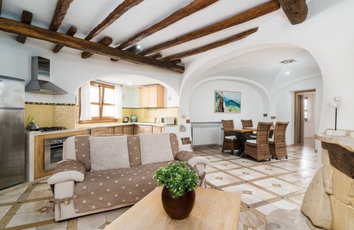 Dorgali Apartment | Apartment "Art House" with Mountain View, Private Terrace & Wi-Fi