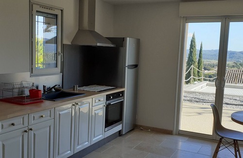 Lauris Apartment | Apartment below a villa in a village in the heart of the Luberon