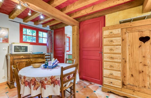 Fourques Apartment | Apartment 'Camoin' with Private Pool, Wi-Fi and Air Conditioning