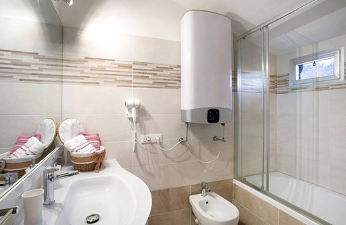 Strada Nazionale Sud Apartment | Apartment 'Casa Tra Gli Ulivi' with Mountain View, Wi-Fi and Air Conditioning