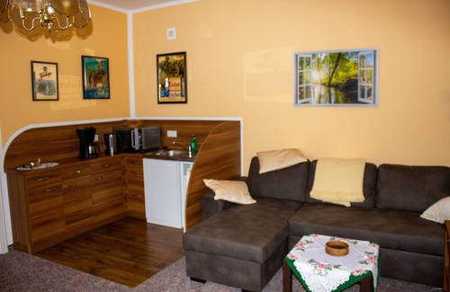 Blievenstorf Apartment | Apartment 'Damwildhof Fewo Zur Linde' with Shared Garden and Wi-Fi