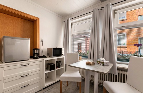 Wesselburen Apartment | Apartment 'Das Weiße Stadthaus' with Wi-Fi