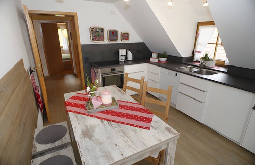 Haslachsimonswald Apartment | Apartment 'Ferienwohnung Tannenduft, 80 sqm' with shared terrace, shared garden and Wi-Fi