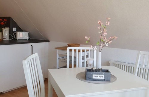 Ostseebad Prerow Apartment | Apartment 'Fewo Meerzeit' with Balcony and Wi-Fi