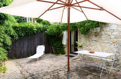 Vescovado Apartment | Apartment 'Glicine - Antiche Dimore' with Shared Pool, Wi-Fi and Air Conditioning