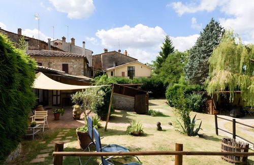 Vescovado Apartment | Apartment 'Glicine - Antiche Dimore' with Shared Pool, Wi-Fi and Air Conditioning