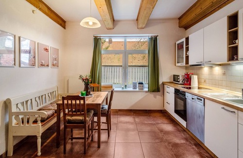 Oldersum Apartment | Apartment 'Gulfhof Oldersum Erdgeschoss' with Shared Terrace, Shared Garden and Wi-Fi