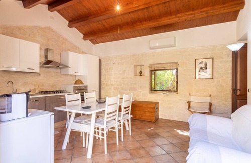 Modica Apartment | Apartment 'Il Flauto Magico' with Private Terrace, Wi-Fi and Air Conditioning
