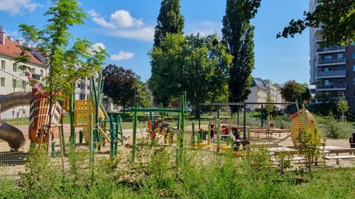 Donaustadt Apartment | Apartment in a green location with Parking & Balcony, Walking distance to U1 Metro