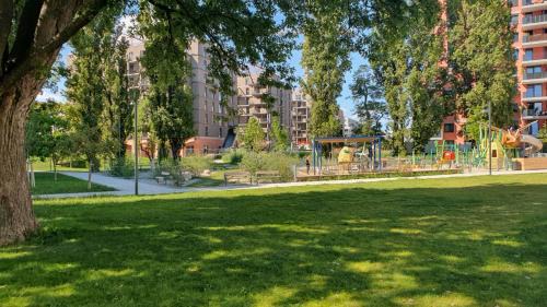 Donaustadt Apartment | Apartment in a green location with Parking & Balcony, Walking distance to U1 Metro