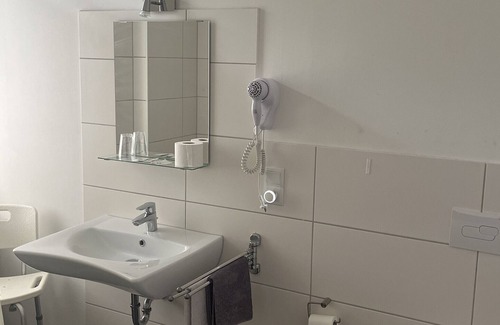 Wildeshausen House | Apartment In A Hotel 'Barrierefreies' with Shared Terrace, Wi-Fi and Air Conditioning