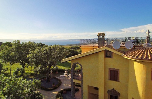 Montefiascone Apartment | Apartment in villa with a view of Lake Bolsena between Umbria and Tuscany