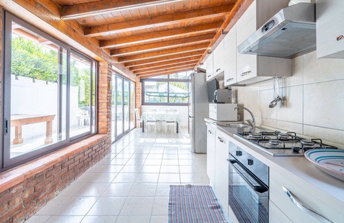 Ognina Apartment | Apartment 'La Gialla' with Private Terrace, Wi-Fi and Air Conditioning