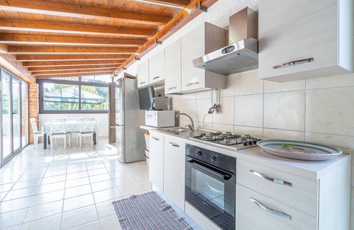 Ognina Apartment | Apartment 'La Gialla' with Private Terrace, Wi-Fi and Air Conditioning