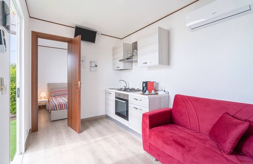 Ognina Apartment | Apartment 'La Rossa' with Private Terrace, Wi-Fi and Air Conditioning