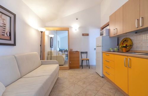 La Ciaccia Apartment | Apartment 'Le Residenze Di Anna' with Sea View, Shared Pool and Air Conditioning