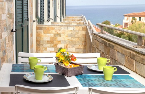 La Ciaccia Apartment | Apartment 'Le Residenze Di Anna' with Sea View, Shared Pool and Air Conditioning