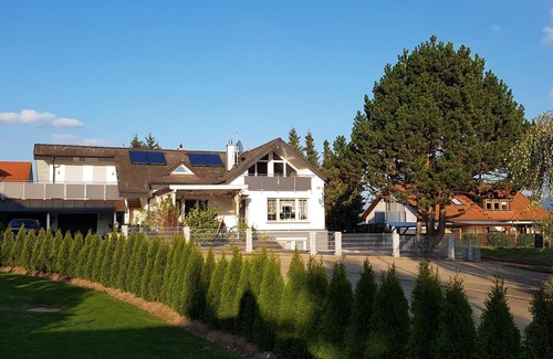 Ofterdingen Apartment | Apartment 'Lindengarten' with Private Terrace, Balcony and Wi-Fi