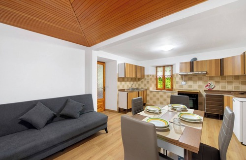Issime Apartment | Apartment 'Luéisch Ketschu 2' with Mountain View, Shared Garden and Wi-Fi