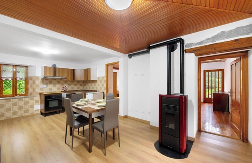 Issime Apartment | Apartment 'Luéisch Ketschu 2' with Mountain View, Shared Garden and Wi-Fi