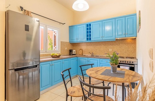 Agia Pelagia Chlomou Apartment | Apartment 'Nikos Seaside' with Sea View, Wi-Fi and Air Conditioning