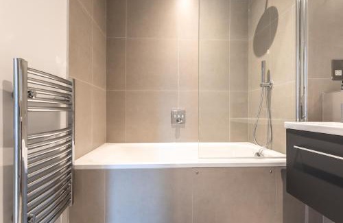 Staines House | Apartment Nine Staines Upon Thames - Free Parking - Heathrow - Thorpe Park
