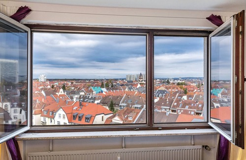 Weststadt Sudlicher Teil Apartment | Apartment 'Panorama-Blick Über Karlsruhe' with Mountain View and Wi-Fi