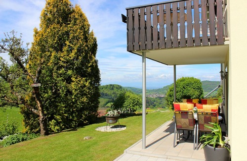 Horben Apartment | Apartment 'Panoramablick' with Private Terrace, Garden and Wi-Fi