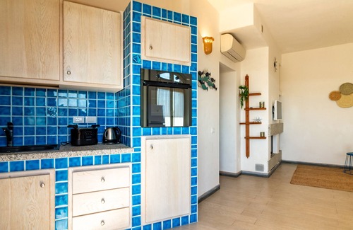 Su Forti House | Apartment 'Sa Domu Manna' with Sea View, Terrace, Shared Garden & Wi-Fi