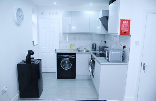 Roxbourne Apartment | Apartment - Sleeps 2 & Free Parking