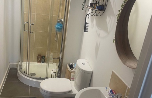 Salford Apartment | Apartment Sleeps 4 With Free Parking