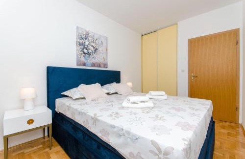 Znjan Apartment | Apartment Smile with secure private garage