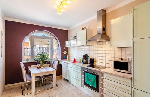 Ferna Apartment | Apartment Theo in the 'Alte Schule' Holiday Home with Mountain View, Shared Terrace & Wi-Fi