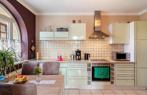 Ferna Apartment | Apartment Theo in the 'Alte Schule' Holiday Home with Mountain View, Shared Terrace & Wi-Fi