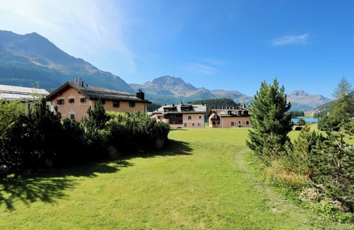 Champfer Apartment | Apartment Üerts - High-Quality Apartment with Balcony and View in Champfèr