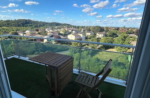 Talant Apartment | Apartment with balcony, close to lake and forest. Pets welcome!